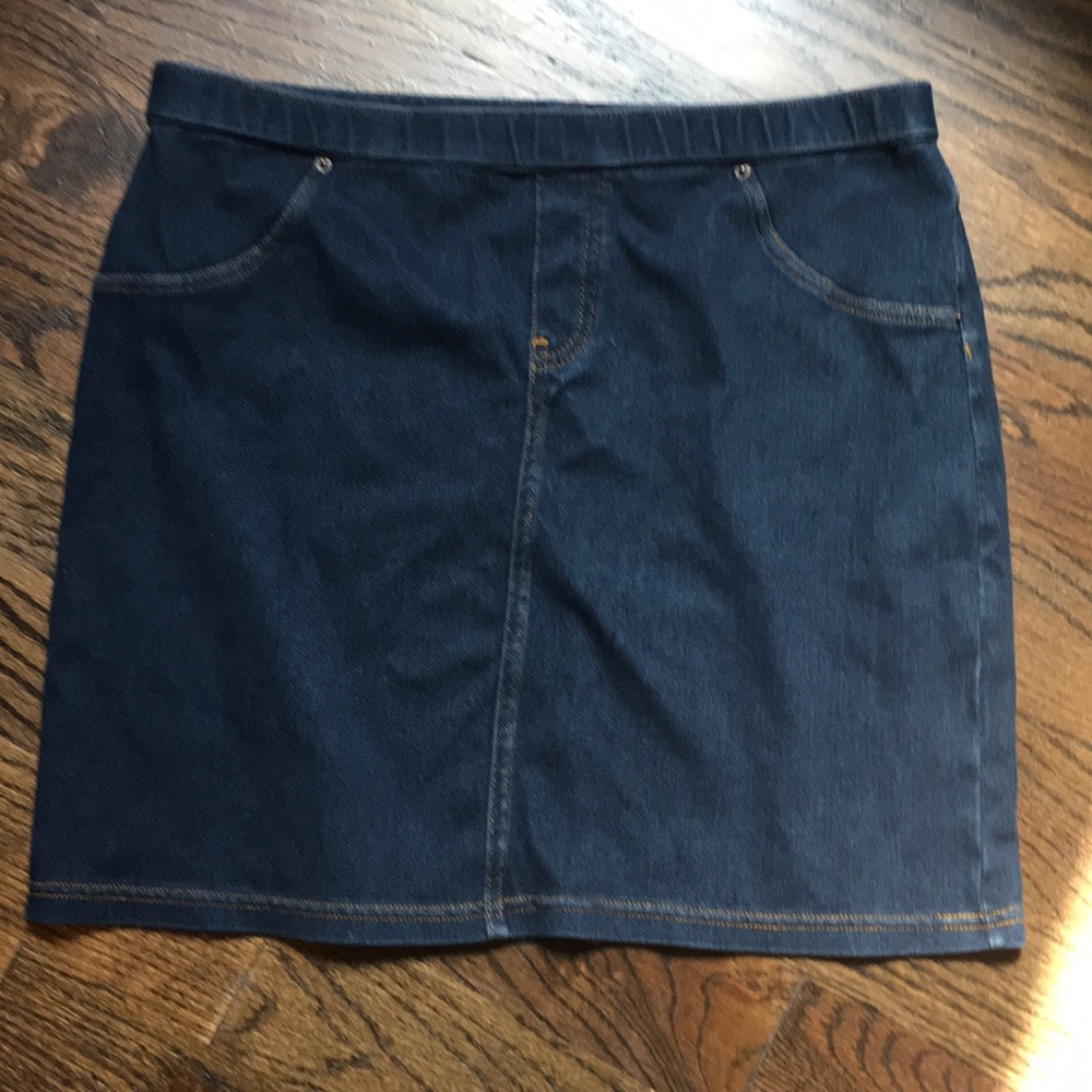 Stretchy denim mini skirt with back pockets